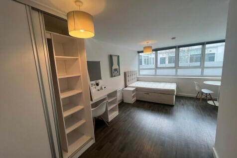 Studio flat on Bells Court, Sheffield, S1, £625/mo