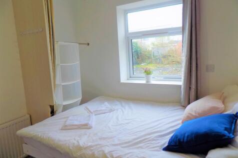 A cozy double bedroom featuring a comfortable b...