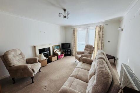 Living Room Area: