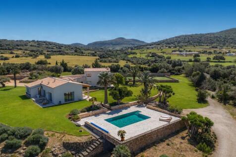 Exclusive luxury finca near Manacor with sea views, 1,072 sqm constructed area, tennis court and saltwater pool