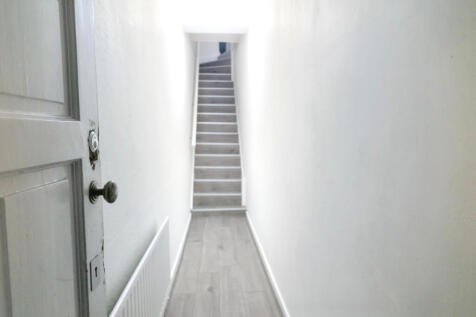 Newly Refurbished Two-Bedroom Apartment ¿ Pinne