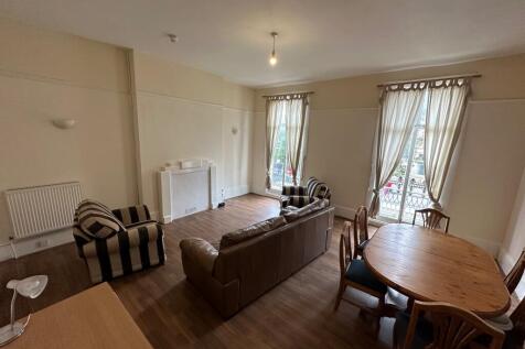 5-bed flat on 8A Victoria Terrace, £2,750/mo