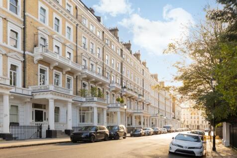 A smart period conversion situated on the beautiful garden square of Queen's Gate Gardens and a short walk from Kensington Gardens and Hyde Park.