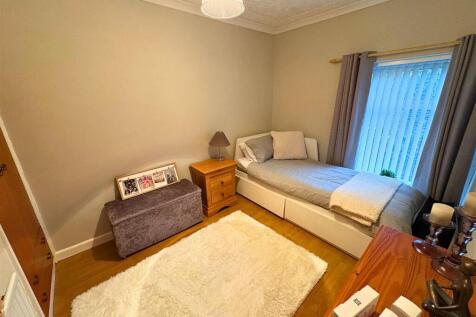 Bedroom 2a (edit).jpg