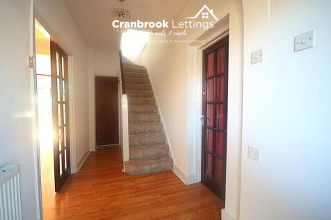 3 bed terraced house to rent Avenue Road, Woodfor