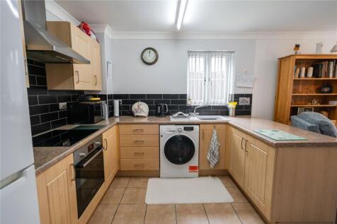 Living/Kitchen (3)