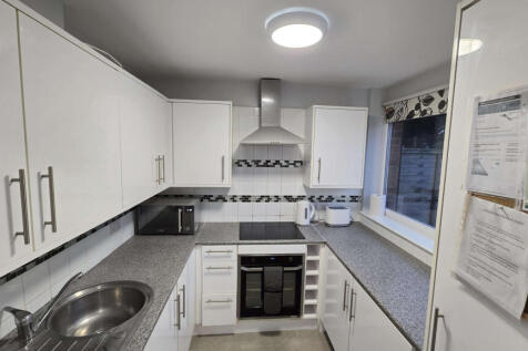ALL BILLS INCLUSIVE Beautiful 6 bedroom professio