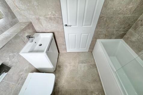 St.Inans Drive, Beith bathroom