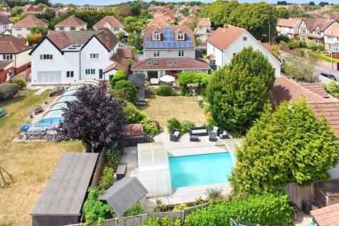 5 bed detached house for sale