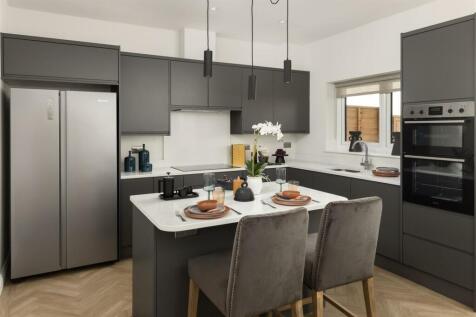 4 bed semi-detached house to rent Austin Cl, Lond