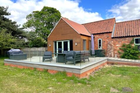 Raised Outdoor Entertainment Space 722