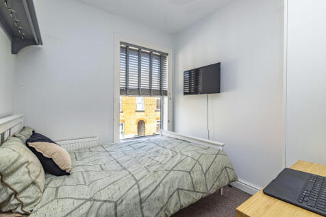 4 Bed // 2 Bath // Thesiger Street // Aug 2027 photo 3
