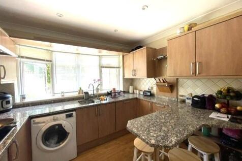 Knoll Crescent, Northwood photo 3