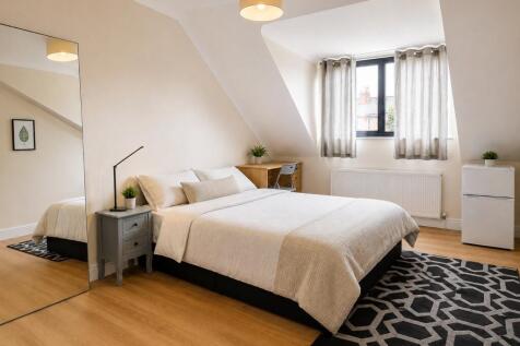 Exceptional Three-Bedroom Flat to Let in the Hear