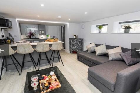 Lounge to Kitchen