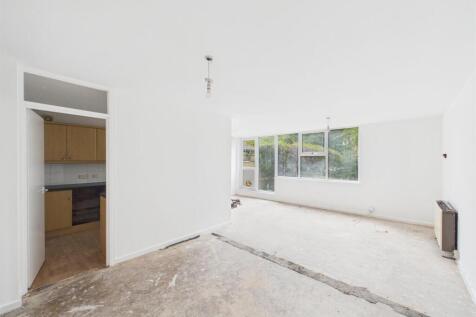 7 - Two-bedroom flat with garage in Clifton.jpg