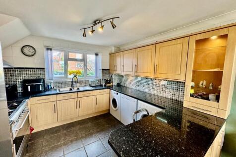 Fully Fitted Kitchen and Breakfast Bar