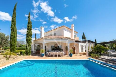 Frontline golf luxury villa with private pool and Mediterranean garden at Gramacho Golf Course, Lagoa, Algarve. High-end property for sale near Carvoeiro.