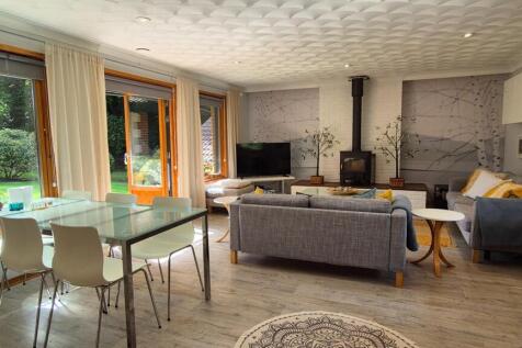 Living Room 02.jpg