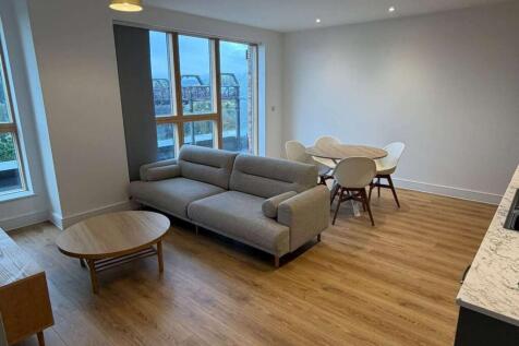 2-bed flat on Apartment 71, £1,300/mo