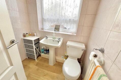 Bathroom 2.jpg