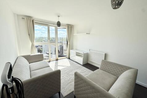 2 bed flat to rent Royal Court, London CR0