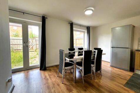 Glazier Drive, Neath Hill  photo 5
