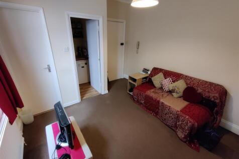 Flat 5, 31 Bekmont Road Livingroom 2.jpg
