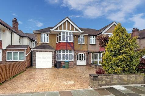 FOUR BEDROOM SEMI-DETACHED HOUSE IN TWICKENHAM