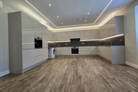 3 bed flat to rent Gresham Gardens, London NW11