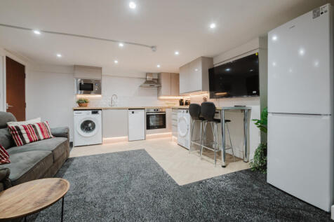 2 bed flat to rent Moss Lane East, Manchester M14