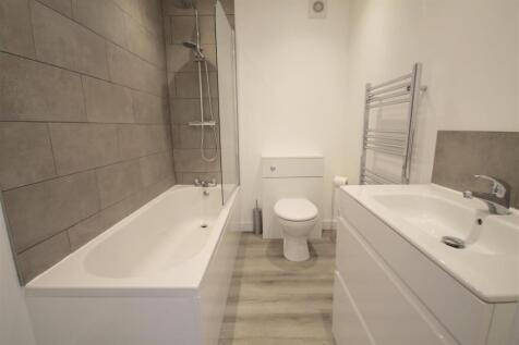 Flat 3 - bathroom.JPG