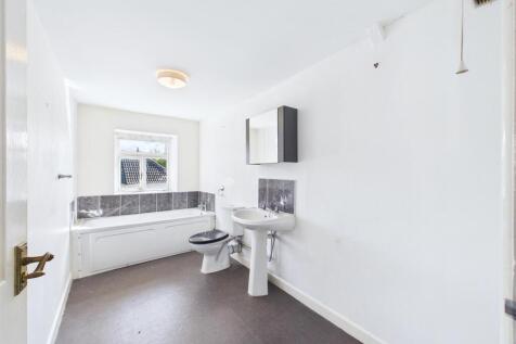 Three bedroom maisnonette for auction, Westbury (1