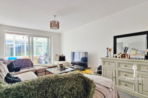 Laburnum Crescent, Kirby Cross photo 3