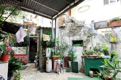 Charming Building, Estrela