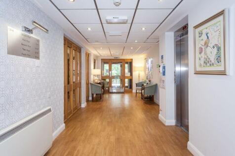 COMMUNAL ENTRANCE HALL