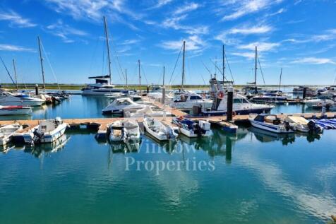 Wonderful 4 bedroom flat in the Marina of Olhão, garage in box, sea and garden view