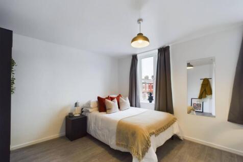 Light, neatly presented double bedroom with a c...