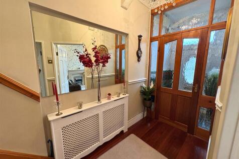 Hallway d (edit).jpg