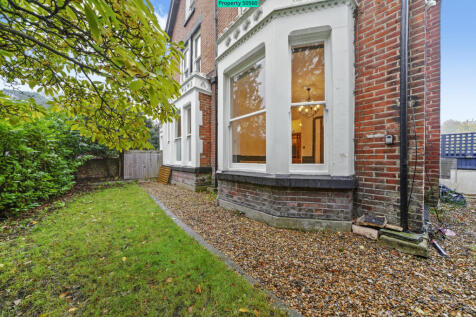 STORAGE SHED IN GARDEN TO SECURE BIKES
