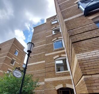3-bedroom flat on Sandringham Court, King and Que