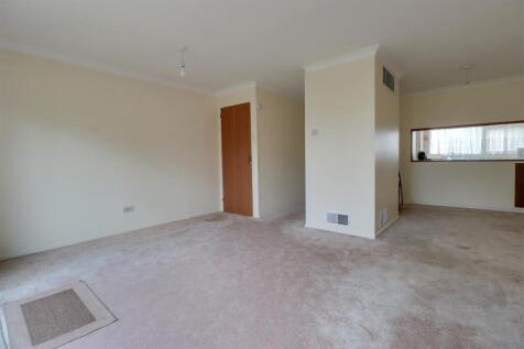 22 RETTENDON GARDENS-3.jpg