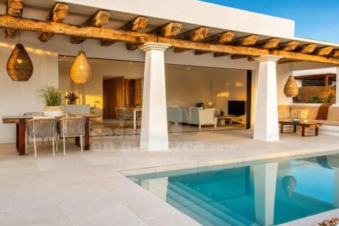 Luxury villa with license near the sea in Arenal d'en Castell