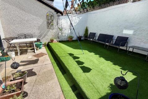 ENCLOSED REAR GARDEN