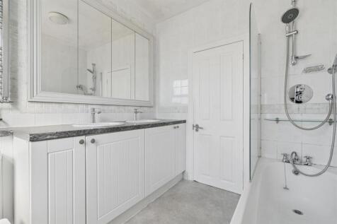 30 Blackshaw Road, London, SW17 1JB bathroom 2.jpg