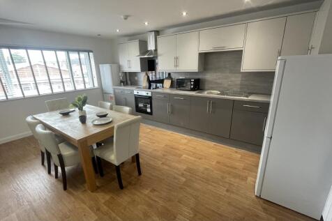 4 Bed House // Lincoln Bishop // Aug 2026 photo 3