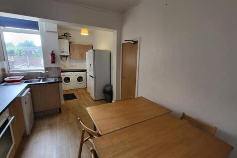 Bright, practical kitchen with built-in applian...