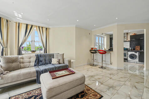 Lovely Spacious 2 bedroom, 2 bathroom flat with L