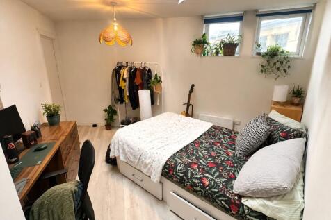 6-bed flat on Queens Road (Flat 4), Clifton, Bristol, BS8, £4,770/mo