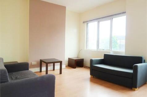 3-bed flat on Battersea High Street, Battersea, £3,302/mo